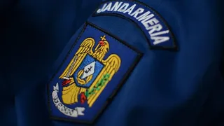 VIDEO - EXCLUSIV - Doi jandarmi au fost răniți de același glonț după ce arma unuia dintre ei s-a descărcat