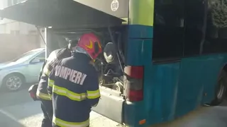 Un autobuz cu zeci de pasageri a luat foc în mers