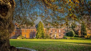 O adolescentă a fost găsită moartă &icirc;n camera ei la un internat de lux din Anglia.