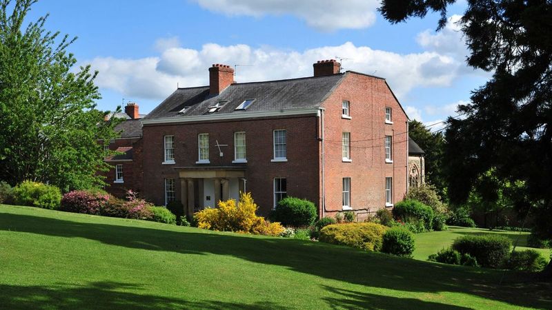 O adolescentă a fost găsită moartă în camera ei la un internat de lux din Anglia