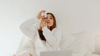 Simptomele infecției oculare pot include scurgere galbenă, verde sau transparentă din ochi.