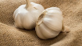 VIDEO- După criza cepei, începe cea a usturoiului