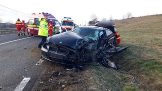 Accident &icirc;ntre un autoturism și un autobuz de transport persoane. O persoană a rămas &icirc;ncarcerată