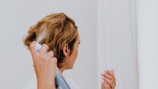 Institutul Național al Cancerului (NCI) descrie benzenul ca fiind o substanță chimică lichidă, incoloră sau galben deschis, la temperatura camerei