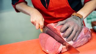 Un bărbat din Piatra Neamț și-a fugărit patroana cu securea. Motivul este șocant