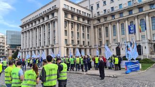 Poliţiştii protestează în fața sediului MAI. "Suntem sclavii incompetenței voastre!"
