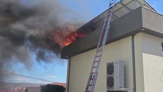 Incendiu la panourile fotovoltaice montate pe acoperișul unei case