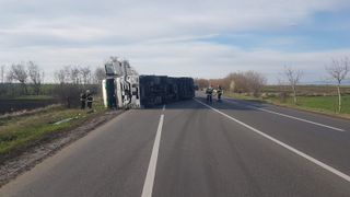 Accident rutier în afara localității Garoafa. Un TIR deșeuri plastice s-a răsturnat