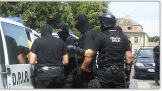 Un polițist a sedus o fată de 14 ani, apoi a predat „lecții" online despre cum se ademenesc minorii