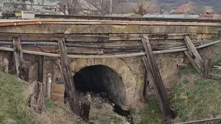 Un pod CFR din Târgu-Ocna stă sprijinit în propte de lemn! Compania susține că nu există pericol de prăbușire