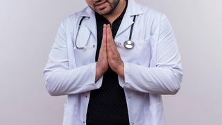 VIDEO- Chirurgul din Gorj care a luat șpagă s-a întors astăzi la muncă, după 2 ani. El se ruga înainte de fiecare gardă: „Doamne Maica Domnului, dă-mi sănătate, bani mulţi, fereşte-mă de procurori”