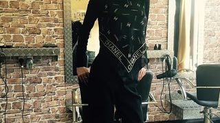 Patroana unui salon de coafură, legată de pat la ATI