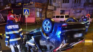 FOTO-Accident rutier în municipiul Botoșani. Doi tineri au fost răniți, după ce mașina în care se aflau s-a răsturnat