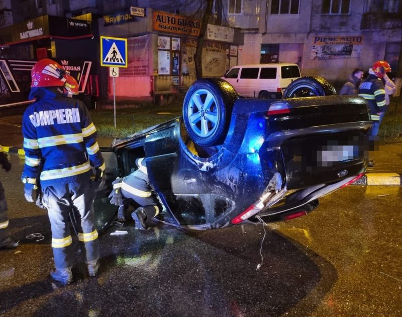 FOTO-Accident rutier în municipiul Botoșani. Doi tineri au fost răniți, după ce mașina în care se aflau s-a răsturnat