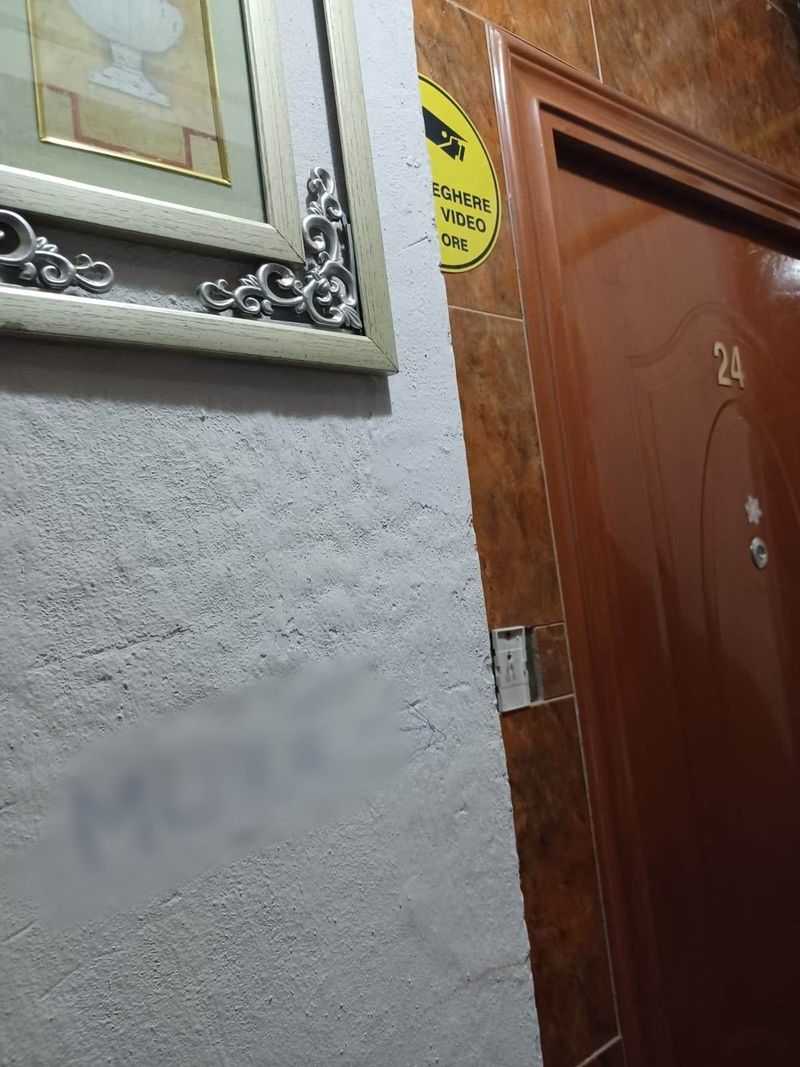 FOTO-O femeie din Galați a scris cuvinte vulgare pe pereți, după ce a cerut ajutor financiar pentru un minor bolnav