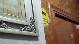 FOTO-O femeie din Galați a scris cuvinte vulgare pe pereți, după ce a cerut ajutor financiar pentru un minor bolnav