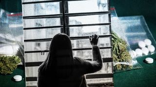 VIDEO - O persoană a fost reținută pentru trafic de persoane și deținere de droguri. Victima, care a fost obligată să practice prostituția, s-ar fi sinucis