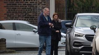 Tânăra mamă a trebuit să fie târâtă de prietenul ei Chris - care este fiul lui Christopher - pentru a nu-l lovi cu piciorul