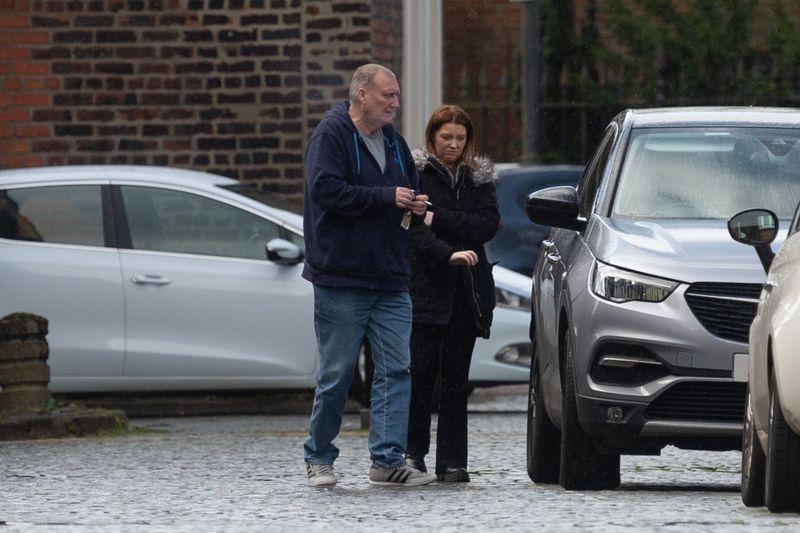 Tânăra mamă a trebuit să fie târâtă de prietenul ei Chris - care este fiul lui Christopher - pentru a nu-l lovi cu piciorul