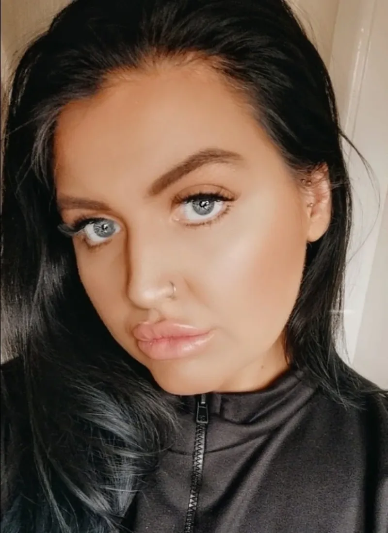 Curtea Supremă din oraș a auzit că Wright s-a întors ulterior la adresă și a apucat-o de păr pe femeie, a târât-o pe podea și a scuipat-o