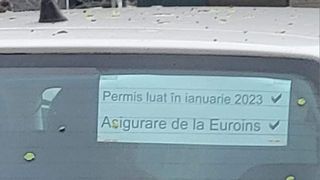 Metoda inedită a unui șofer care a vrut să scape nevătămat în traficul din București. Bilețelul inedit lipit în geam