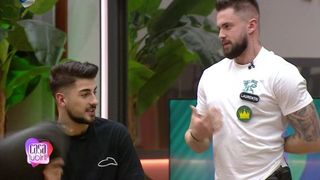 Radu și Emma se vor întâlni în camera roșie. Ce anume le propune prezentatoarea