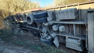 Un TIR încărcat cu rafturi metalice și saltele s-a răsturnat pe DN5