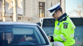 A furat două mașini într-o singură noapte și a provocat patru accidente. Ce pedeapsă a primit