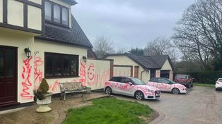 O casă de 800.000 de lire sterline și 5 mașini au fost devastate în urma unei răzbunări/Suntem devastați de faptul că cineva ar putea face acest lucru