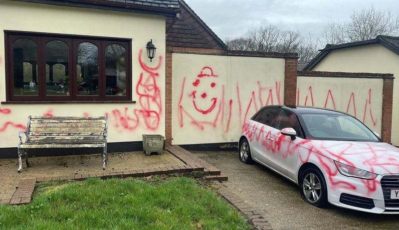 Familia este șocată și nu își poate explica cine ar fi putut face un astfel de gest.