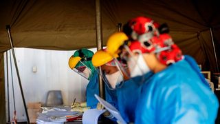 Trei persoane au murit din cauza unei boli care ucide în 24 de ore, în timp ce întreg orașul este în carantină