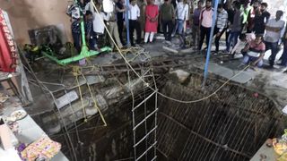 FOTO- 35 de cadavre au fost găsite &icirc;n interiorul unei f&acirc;nt&acirc;ni după prăbușirea unui templu din India