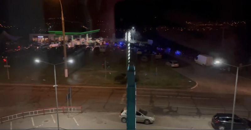 FOTO - Un bărbat a tras focuri de armă într-o benzinărie din Chișinău. Imaginile incidentului au fost postate pe rețelele sociale