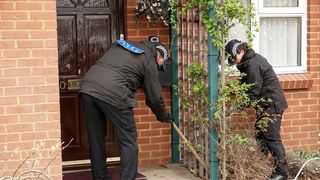 Ofițeri criminaliști &icirc;n costum alb au căutat ieri posibile indicii &icirc;n bungalow-ul victimei, &icirc;n timp ce ofițerii au cercetat grădina din fața casei