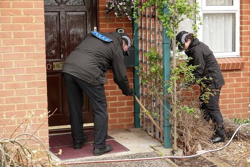 Ofițeri criminaliști în costum alb au căutat ieri posibile indicii în bungalow-ul victimei, în timp ce ofițerii au cercetat grădina din fața casei