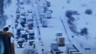 VIDEO - Peste 1.500 de autovehicule au fost blocate &icirc;n trafic pe o autostradă din Rusia, din cauza unei furtuni de zăpadă