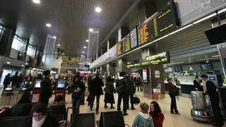 O t&acirc;nără a &icirc;ncercat să-și pună capăt zilelor &icirc;ntr-o baie de pe Aeroportul Otopeni