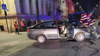 Două autoturisme s-au ciocnit la Cluj-Napoca. Un tânăr a fost transportat la spital
