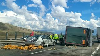 Un TIR plin cu cartofi s-a răsturnat pe A1 Sibiu-Deva
