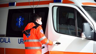 Un bărbat a căzut cu mașina într-un canal cu apă betonat