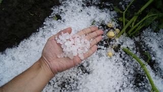 Grindina a lovit mai multe județe. Casele au fost distruse de apă, iar străzile acoperite cu gheață