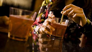 O femeie a fost lovită cu un obiect ascuțit în mână și în picior, în timp ce se afla într-un bar