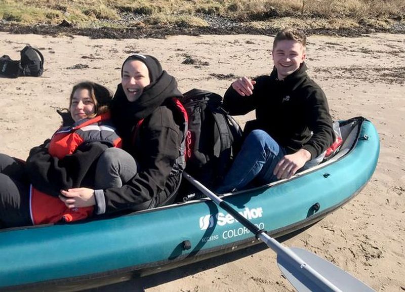 Studentul a fost găsit inconștient de o prietenă care a alertat imediat autoritățile pentru ajutor.