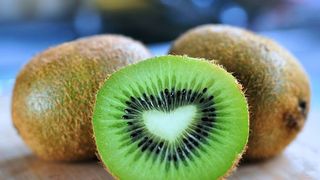 Studiu: fructele kiwi pot ajuta la îmbunătățirea calității somnului