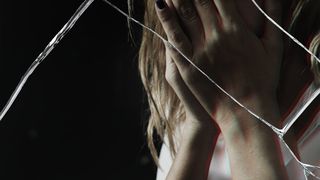 VIDEO - O tânără de 25 de ani a rămas inconștientă după ce a fost lovită de un necunoscut pe străzile din Satu Mare