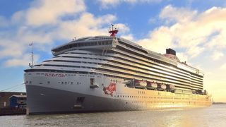 O femeie a murit după ce a căzut de la balconul unui vas de croazieră și a aterizat pe un alt pasager