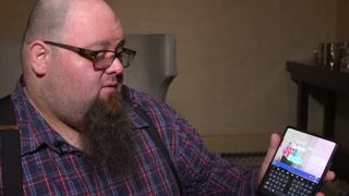 El este bărbatul care s-a &icirc;ndrăgostit de un avatar, cu toate că avea soție. Acum, Andrew&nbsp;este trist că iubita virtuală &icirc;i ignoră avansurile