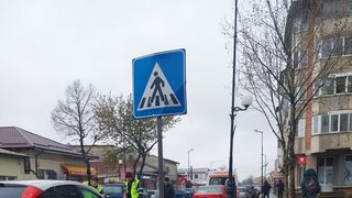 Bărbat - accidentat pe trecerea de pietoni
