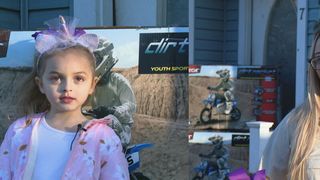 VIDEO | O copilă a luat telefonul mamei să se joace și și-a comandat 10 motociclete, 10 perechi de cizme și un Jeep