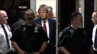 Donald Trump, escortat de poliție